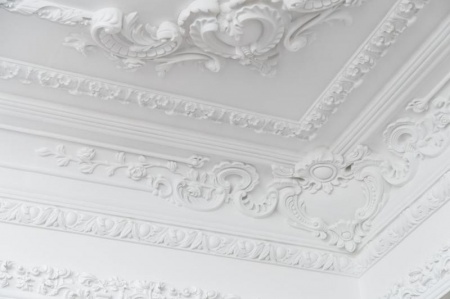 Pose de moulures : techniques et conseils pour un r&eacute;sultat &eacute;l&eacute;gant